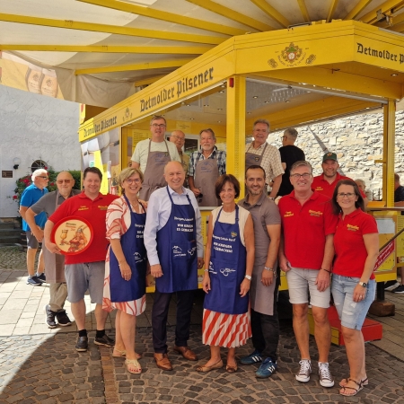 Die Ausbildungsakquisiteure des Kreises Paderborn sind normalerweise in allen zehn Kommunen des Kreises tätig und vermitteln zwischen jungen Menschen, die einen Ausbildungsplatz suchen, Schulen und Unternehmen. In der Libori-Woche ändert sich das Einsatzgebiet kurzfristig. Zum fünften Mal waren die Ausbildungsakquisiteure auf Libori für den guten Zweck im Einsatz. In diesem Jahr backen sie Waffeln und schenken Getränke bei der evangelischen Kirchengemeinde am Abdinghof aus. Aktive Ausbildungsakquisiteure waren heute Manfred Pottemier, Lazgin Kurt, Frank Krois, Manfred Pietsch, Friedrich Schäfers und Bodo Kaiser. Auch die zuständigen Mitarbeiterinnen des Kreises aus dem Bildungs- und Integrationszentrum (BIZ) Petra Kotthoff und Petra Münstermann packten bei der mehrstündigen Schicht gerne für den guten Zweck mit an.   Der Erlös dieser Aktion kommt der Innenraumsanierung der Abdinghofkirche zu Gute. Zusätzlich zu Landes- und Bundesmitteln wird dieser aufwändig saniert. Nicht nur die Ausbildungsakquisiteure des Kreises freuen sich, sondern auch Landrat Christoph Rüther, der es nicht entgehen ließ, eine leckere Waffel zu probieren.  „Es ist mittlerweile zur Tradition geworden, dass die Ausbildungsakquisiteurinnen und -akquisiteure mit dieser tollen Aktion Geld für einen guten Zweck sammeln. Ich freue mich, dass wir so ein Zeichen setzen“, resümiert Landrat Christoph Rüther. 